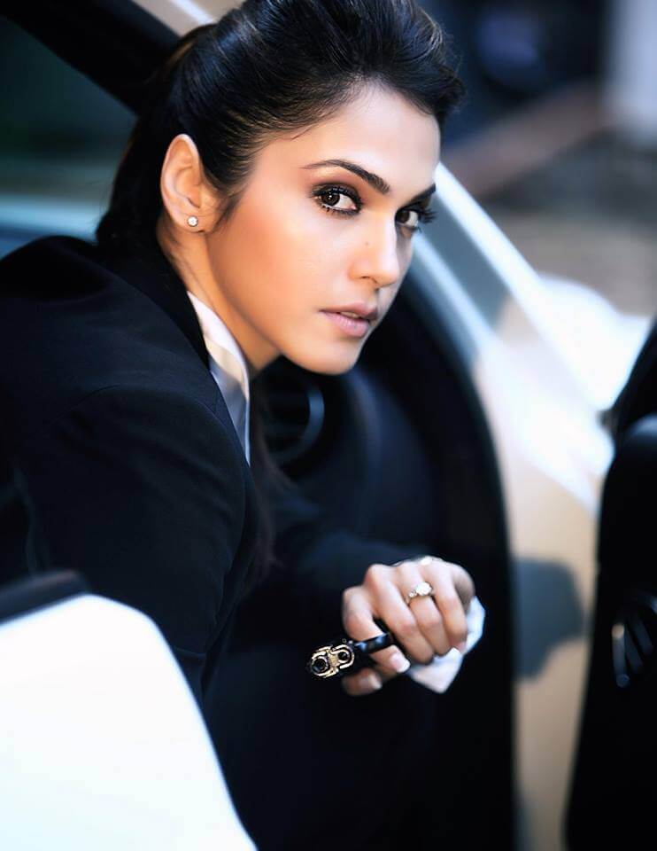 Isha Koppikar Wiki, Biography, Age, Movies, Images & More - News Bugz