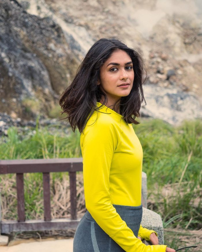 Mrunal Thakur Wiki, Biography, Age, Movies, Boyfriend & More - News Bugz